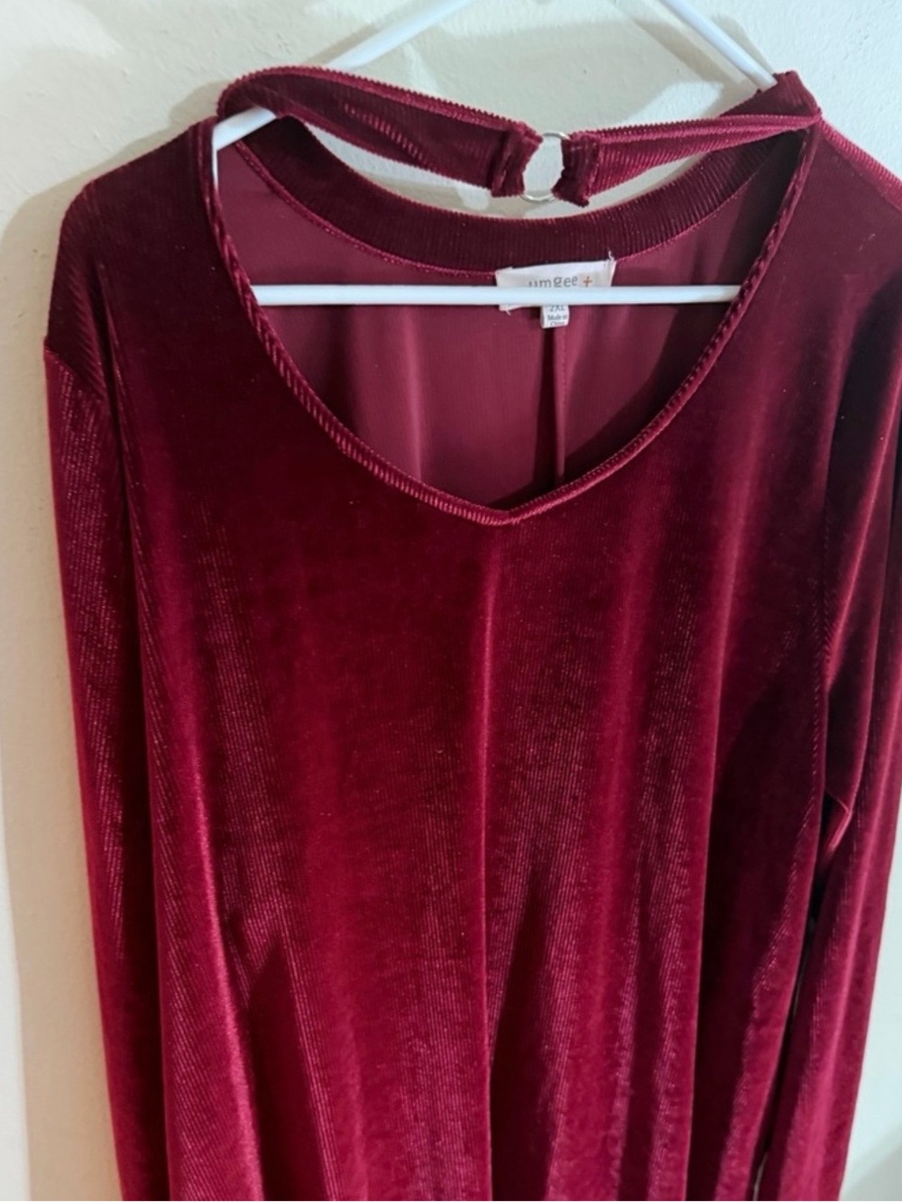 Umgee Size 2x1 Wine Red Velvet
Velour Blouse With Neck Strap